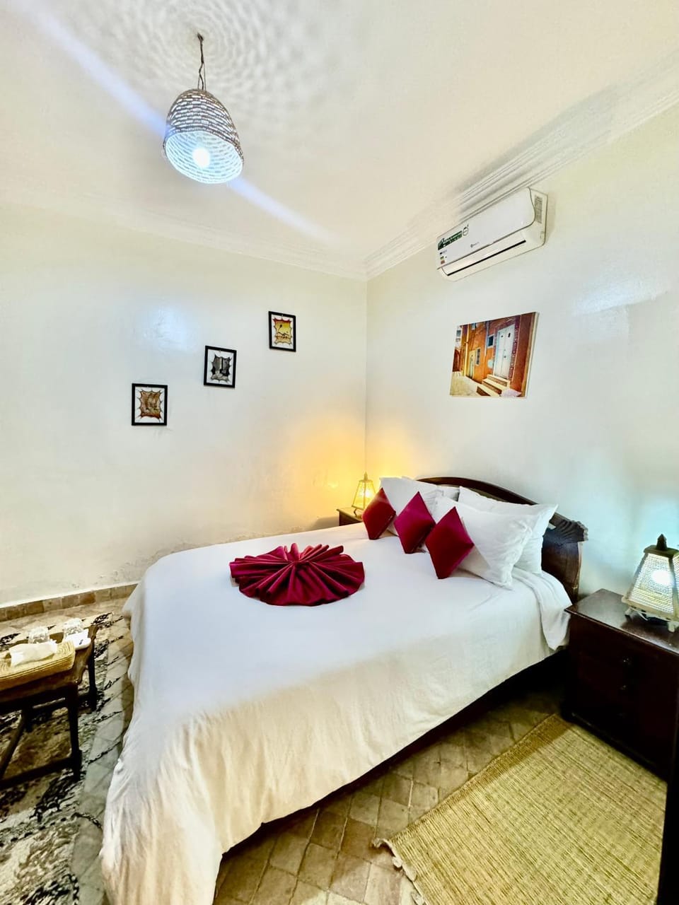 Bed, Photo of the whole room, Seating area, towels, air conditioner