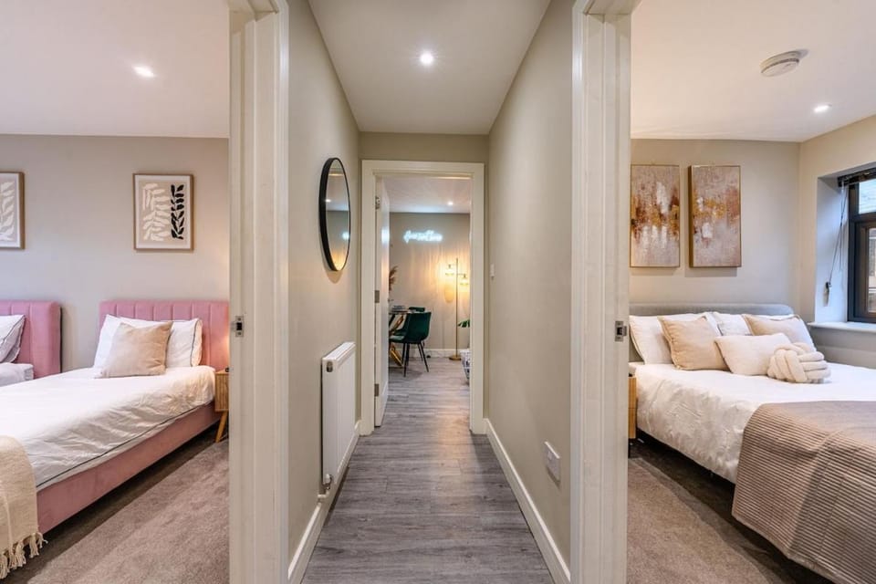 Bright & Modern 2BR Flat, Central Chatham, Sleeps 4 Apartment in Rochester