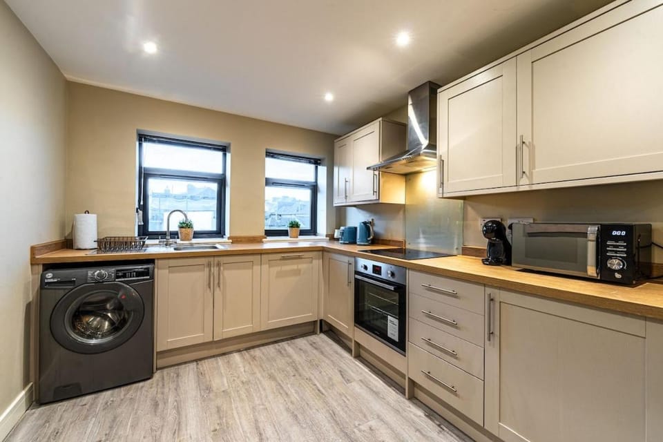 Bright & Modern 2BR Flat, Central Chatham, Sleeps 4 Apartment in Rochester
