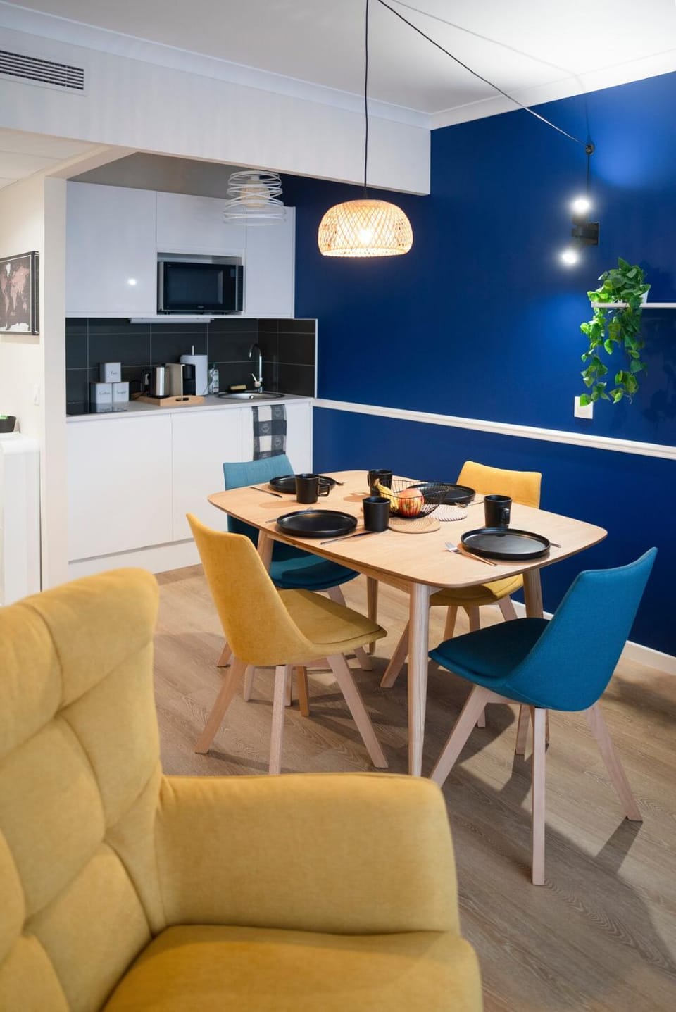 Kitchen or kitchenette, Dining area