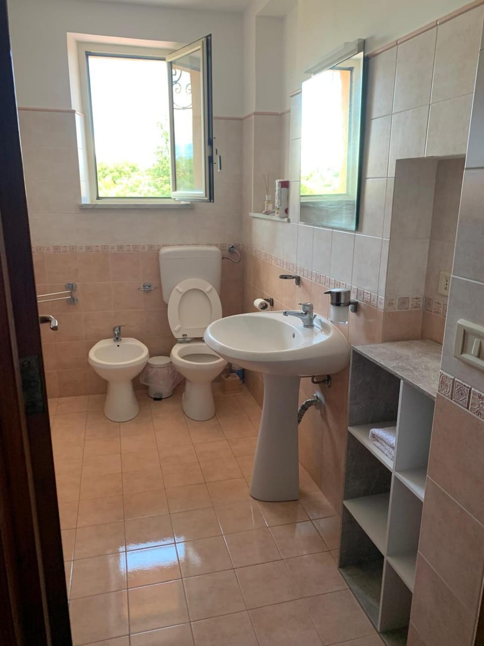 Toilet, Bathroom, towels, washing machine