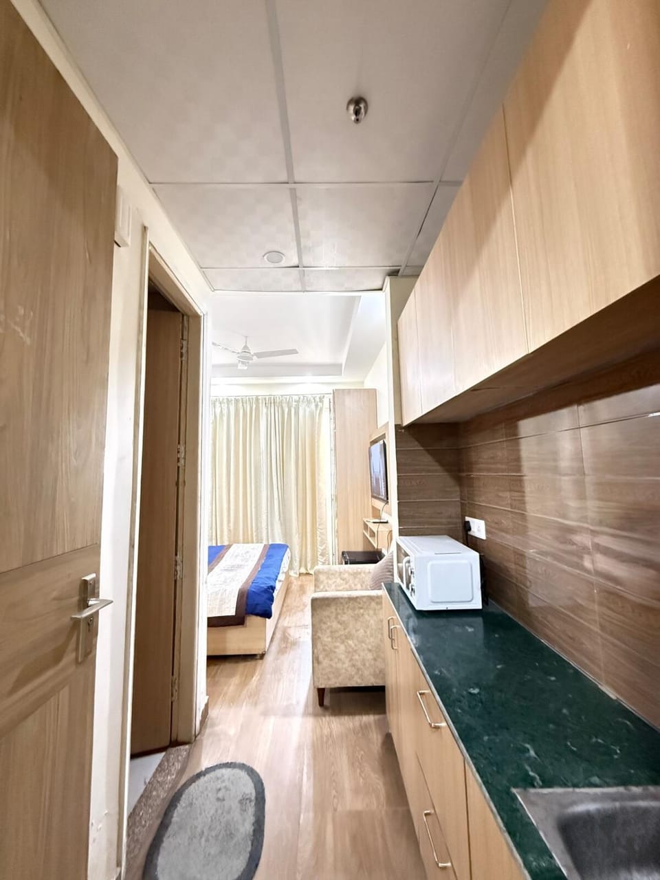 Luxurious apartment Perfect stay Near Delta 1 Apartment in Haryana