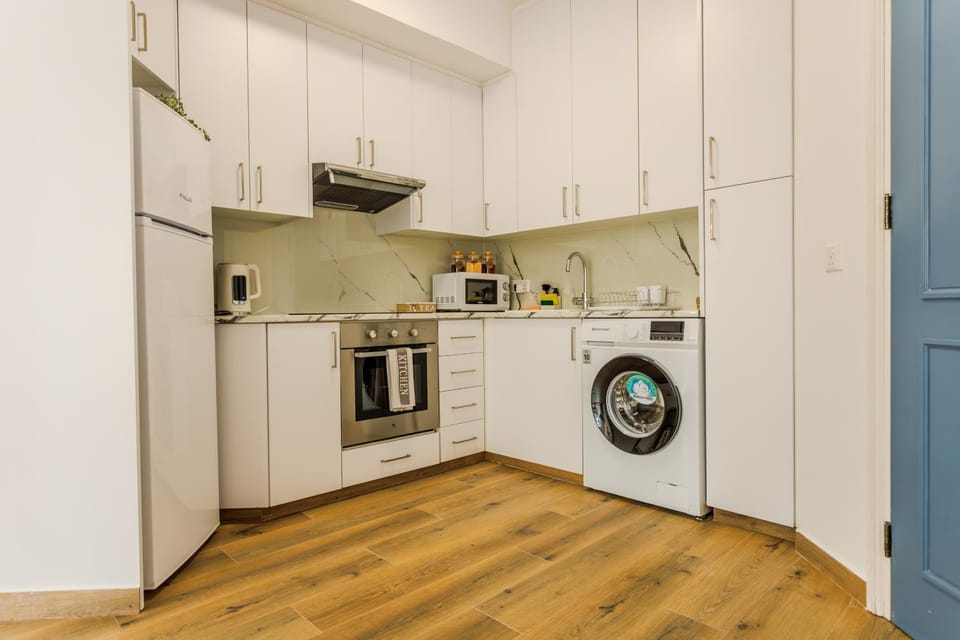 Coffee/tea facilities, Kitchen or kitchenette, oven, stove, toaster, washing machine