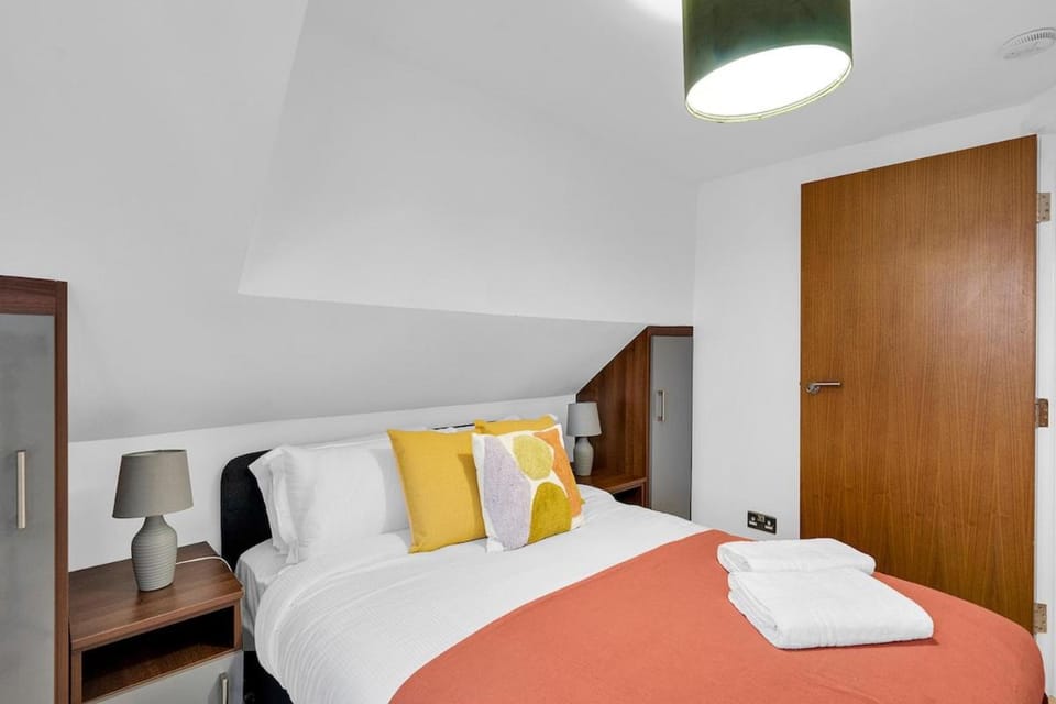 Bed, Photo of the whole room, Bedroom, towels