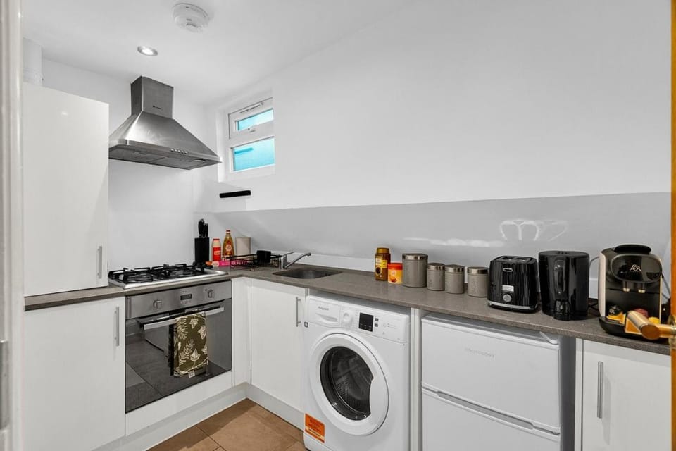 Coffee/tea facilities, Kitchen or kitchenette, oven, stove, toaster, washing machine