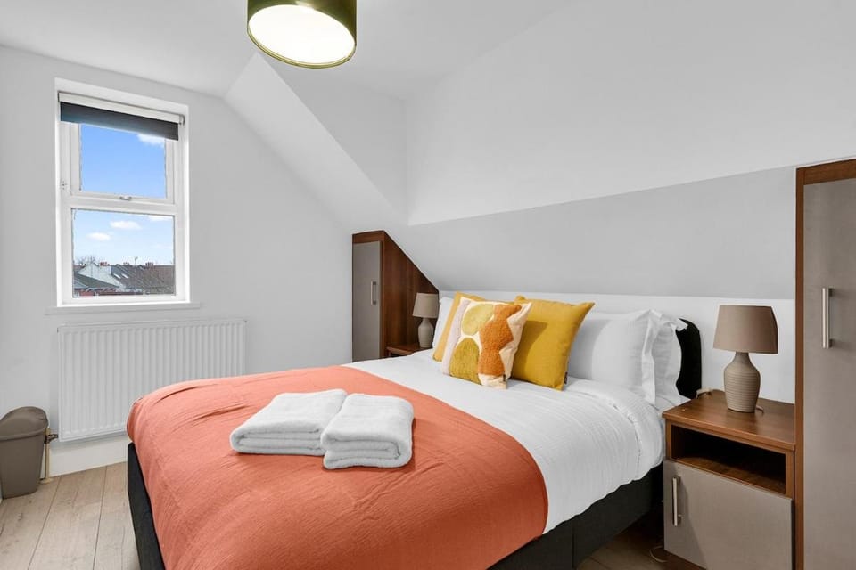 Bed, Photo of the whole room, Bedroom, towels