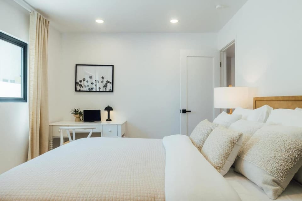 Palm Grove Luxe King, Wet Room & Chefs Kitchen House in Carlsbad