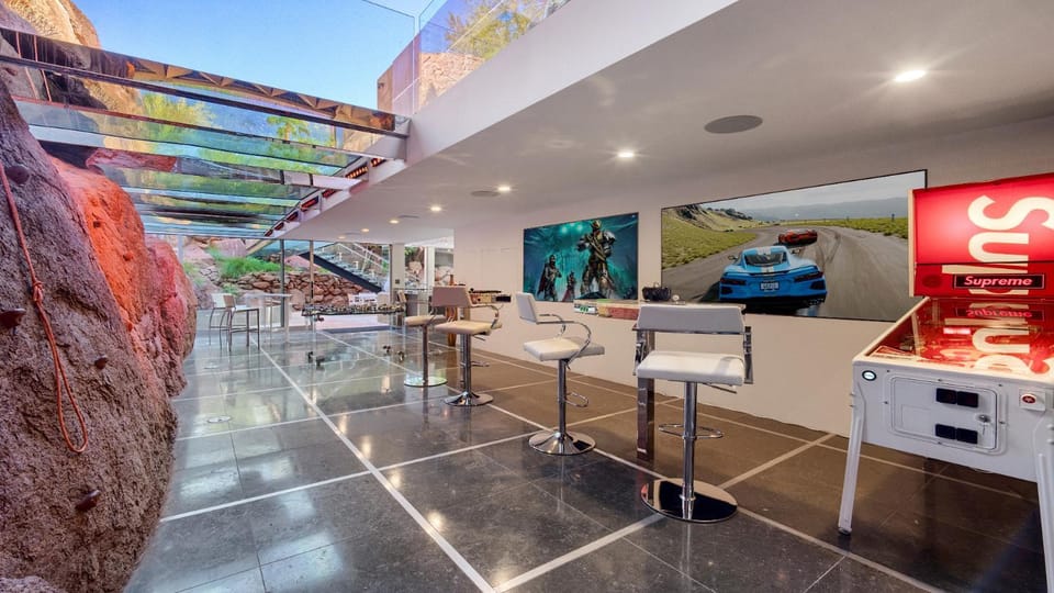 Game Room, Seating area