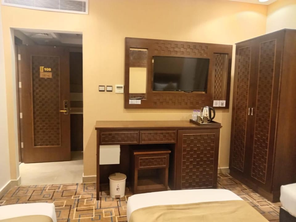 Bed, TV and multimedia, Bedroom, wardrobe