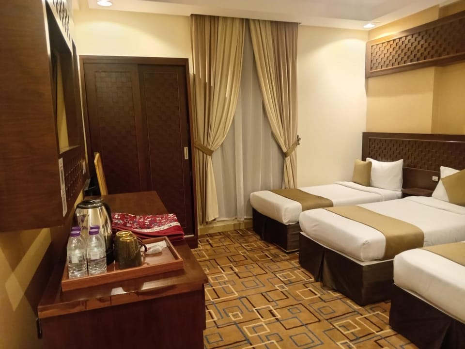 Bed, Living room, Photo of the whole room, Bedroom, Drinks, wardrobe