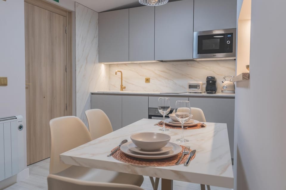 Coffee/tea facilities, Kitchen or kitchenette, Living room, Dining area, minibar, stove