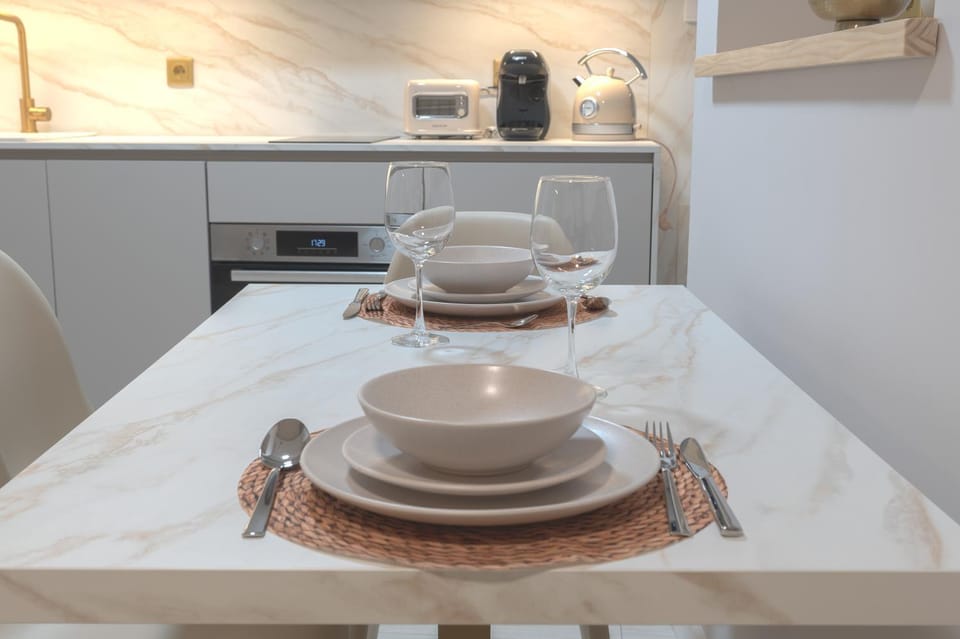 Coffee/tea facilities, Kitchen or kitchenette, Dining area, toaster