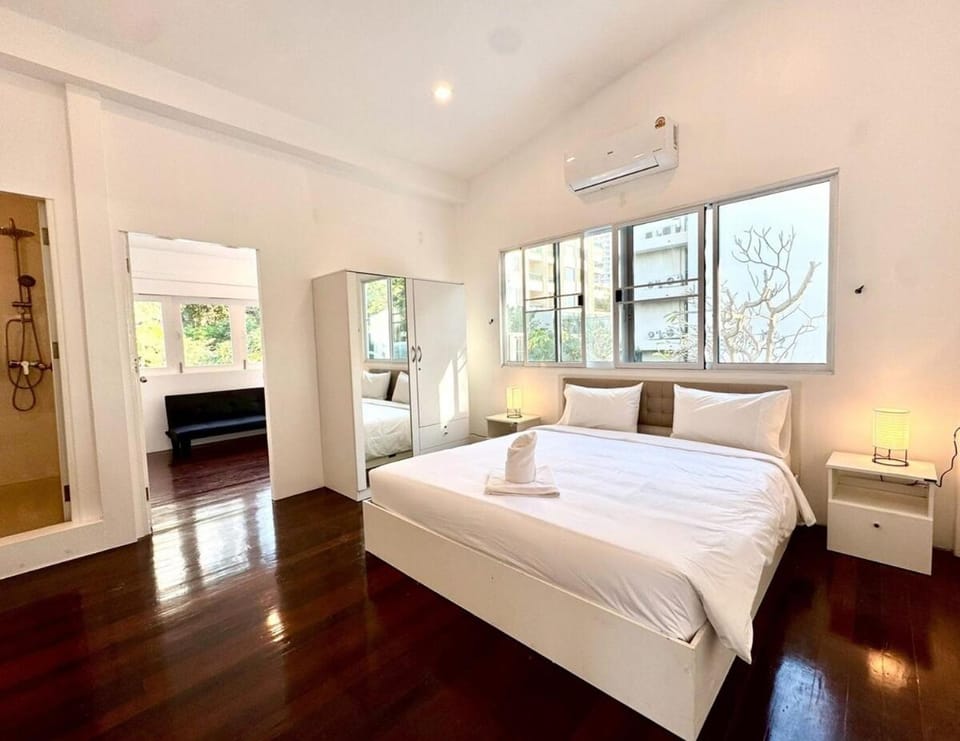 Sunset Beach Villa 30m to Beach 4BR Villa in Pattaya City
