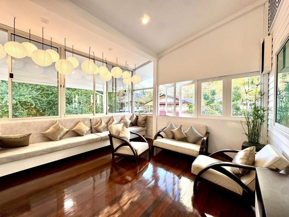 Sunset Beach Villa 30m to Beach 4BR Villa in Pattaya City