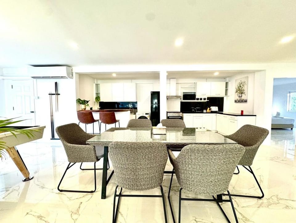 Sunset Beach Villa 30m to Beach 4BR Villa in Pattaya City