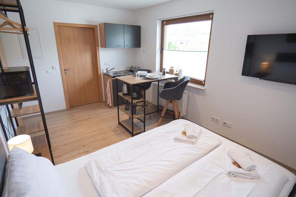 Bed, TV and multimedia, Kitchen or kitchenette, Dining area, Bedroom, cot, microwave, stove, towels, kitchen, kitchen