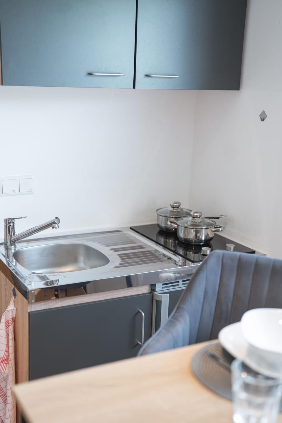 Coffee/tea facilities, Kitchen or kitchenette, stove, kitchen