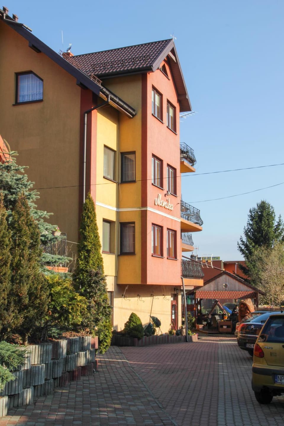 Property building, Facade/entrance, Day