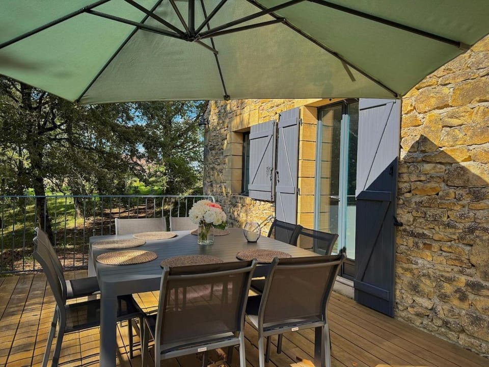 Property building, Patio, Day, Garden, Garden, View (from property/room), Balcony/Terrace, Balcony/Terrace, Dining area, Garden view