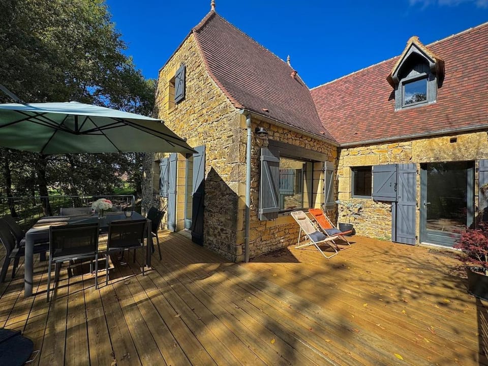 Property building, Patio, Spring, Day, BBQ facilities, Garden, Balcony/Terrace, Dining area, Garden view, sunbed
