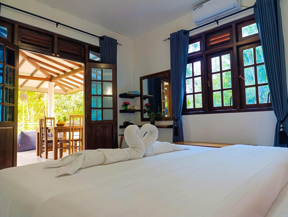 Bed, Living room, Photo of the whole room, Seating area, Dining area, Bedroom