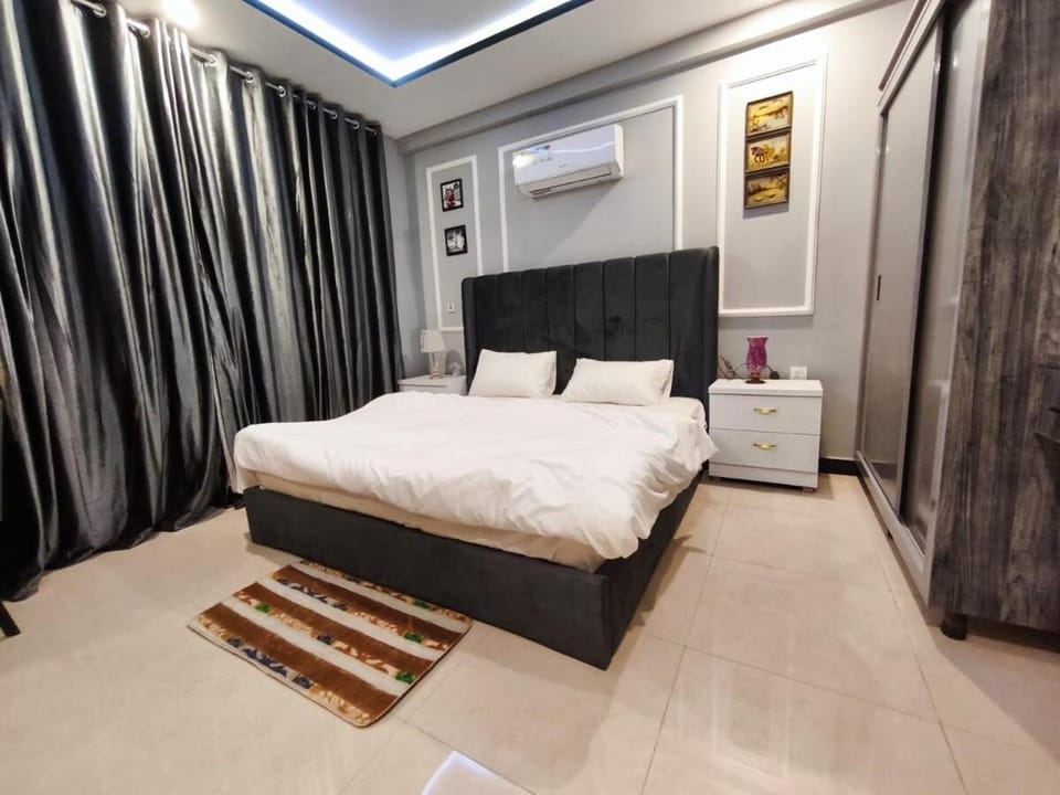 Bed, Living room, Photo of the whole room, Bedroom, air conditioner