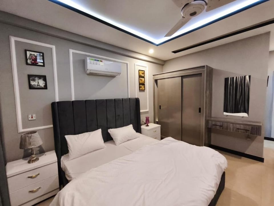 Photo of the whole room, Bedroom, towels, wardrobe, air conditioner