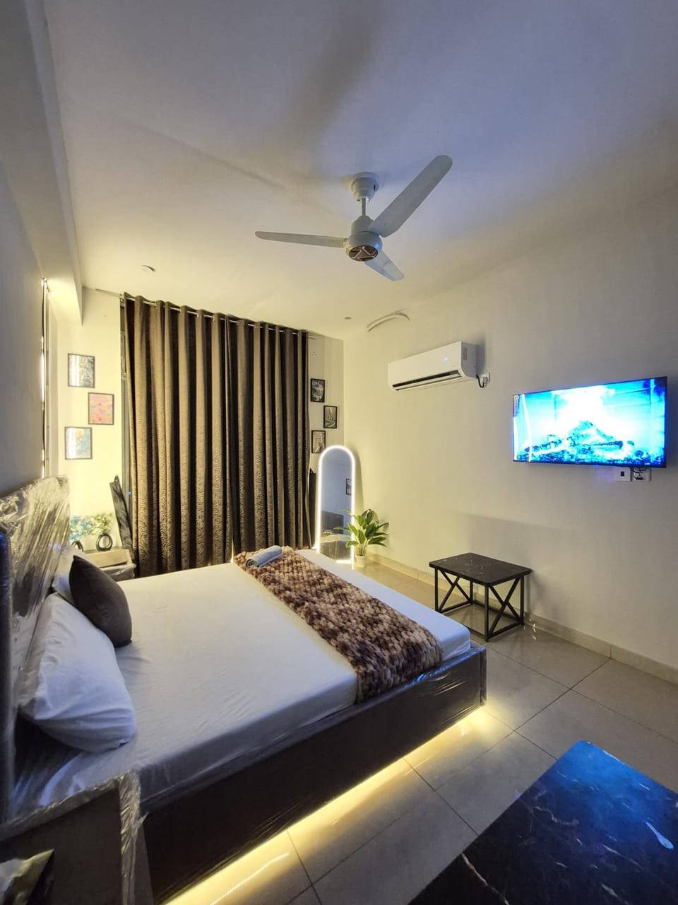 Bed, Seating area, Bedroom