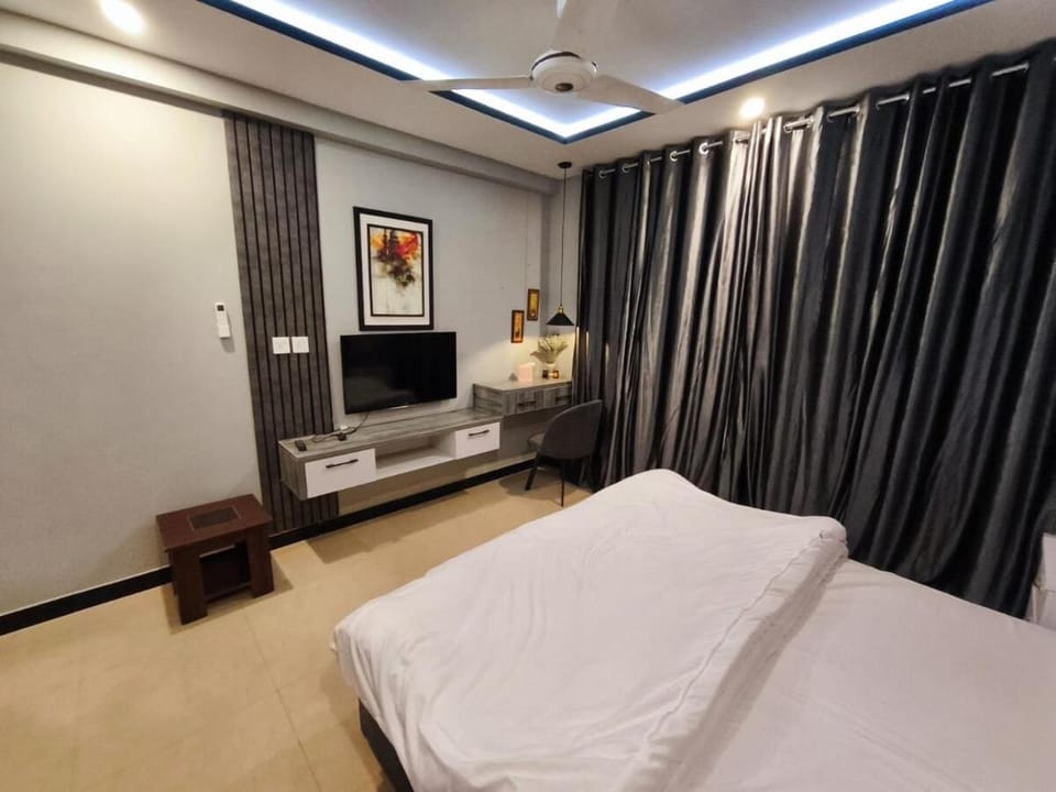 TV and multimedia, Photo of the whole room, Bedroom