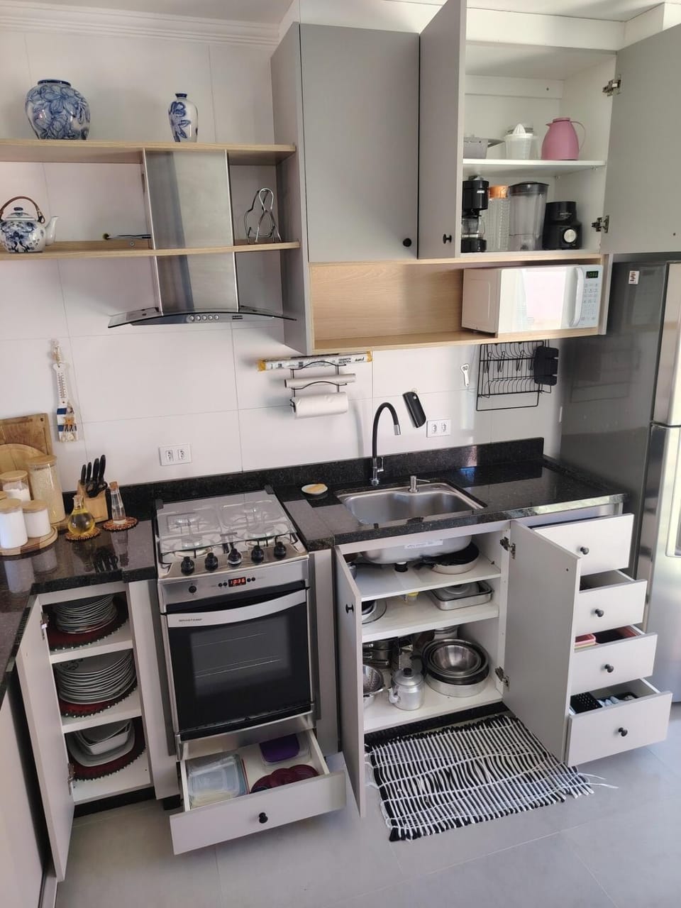 Kitchen or kitchenette, microwave, stove