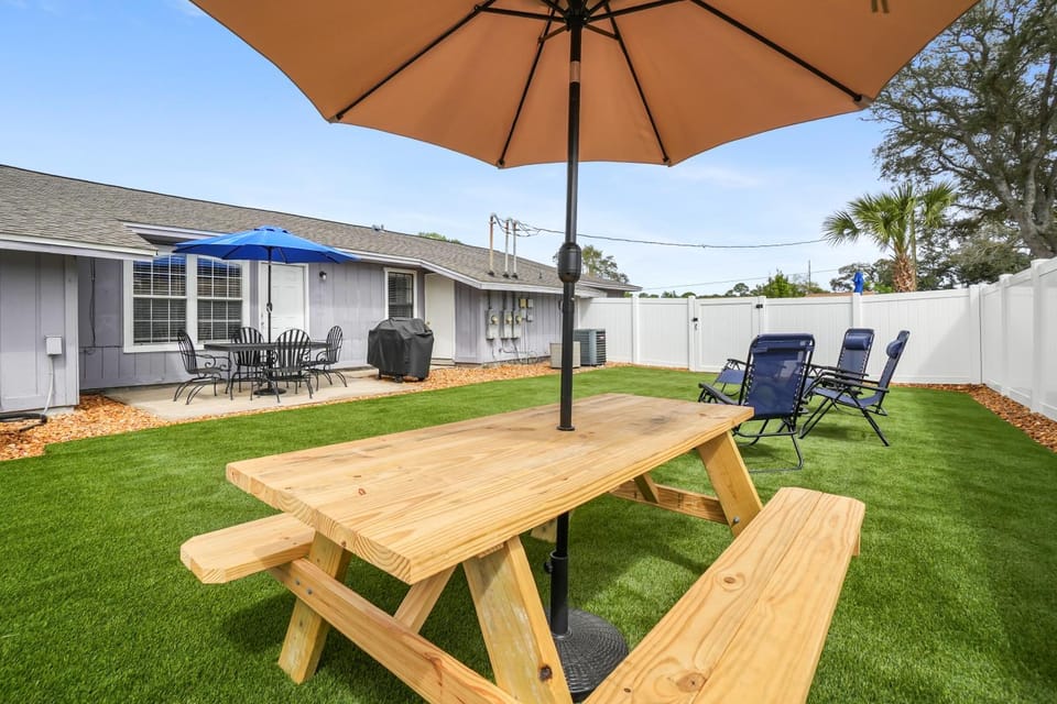 Patio, Garden, Seating area, Dining area, sunbed