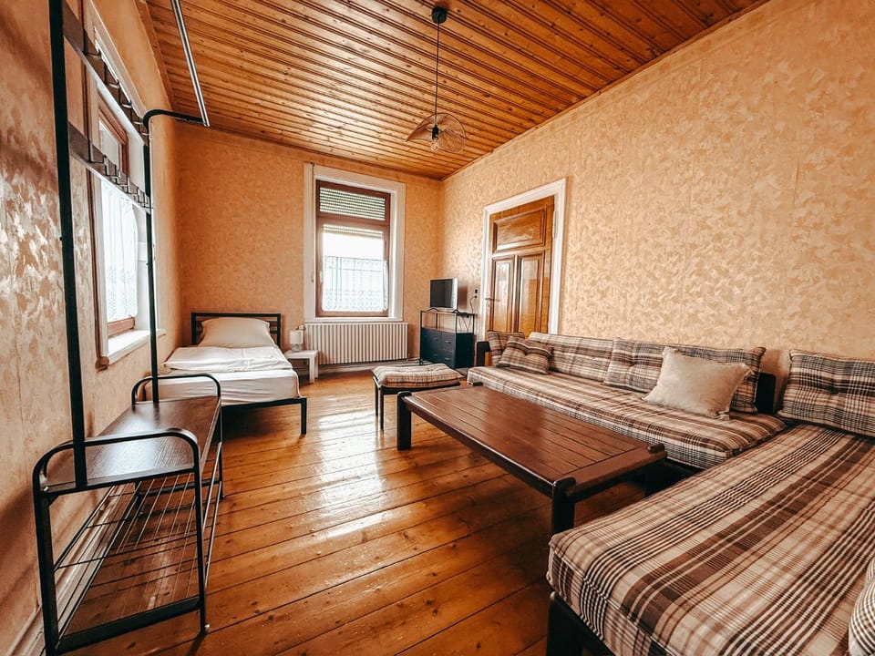 Bed, TV and multimedia, Living room, Photo of the whole room, Seating area, Bedroom