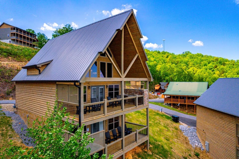 Property building, Spring, Day, Neighbourhood, Natural landscape, Bird's eye view, View (from property/room), View (from property/room), Balcony/Terrace, Balcony/Terrace, Decorative detail, Decorative detail, City view, City view, Mountain view, Mountain view