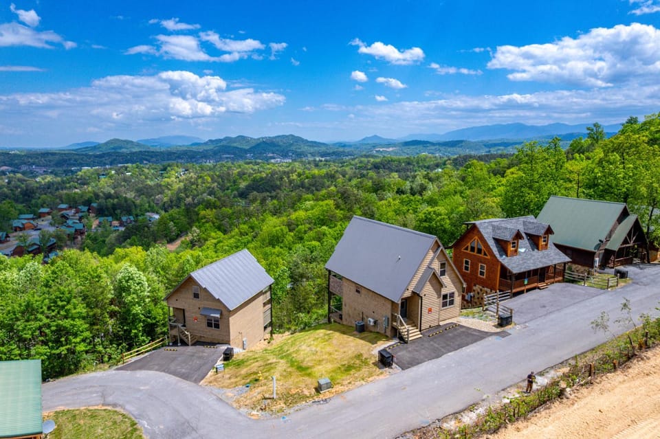 Property building, Spring, Day, Neighbourhood, Natural landscape, Bird's eye view, View (from property/room), View (from property/room), Decorative detail, Decorative detail, City view, City view, Mountain view, Mountain view