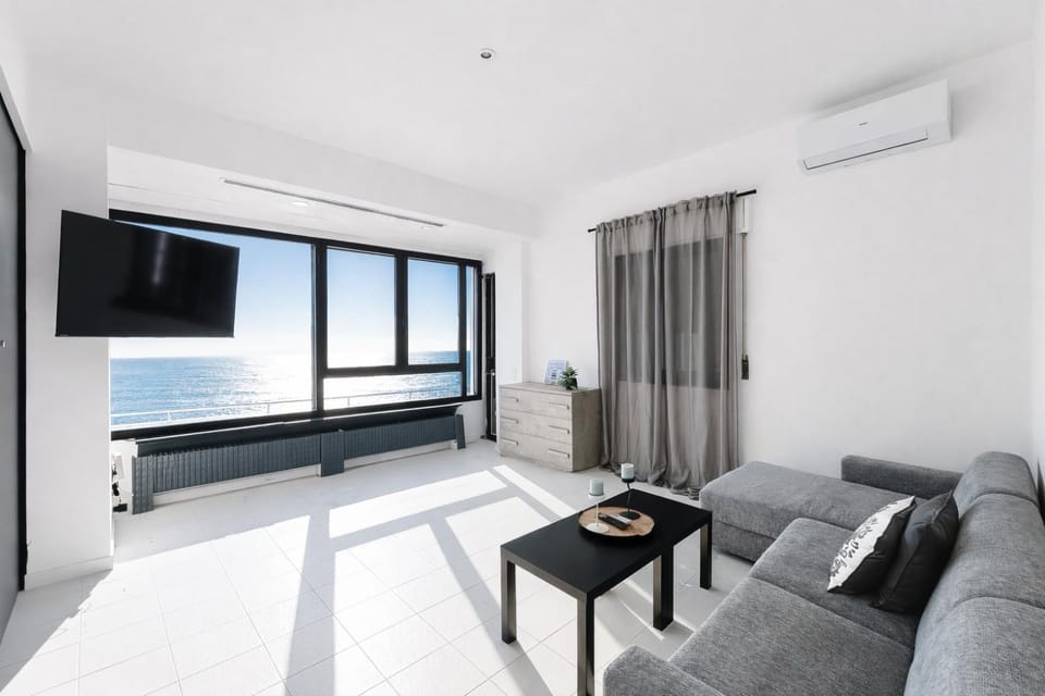 Bed, TV and multimedia, Living room, Photo of the whole room, Bedroom, air conditioner