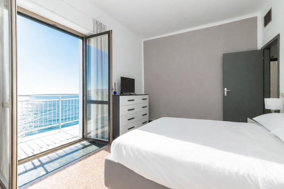 Bed, TV and multimedia, View (from property/room), Balcony/Terrace, Photo of the whole room, Bedroom, Sea view, towels