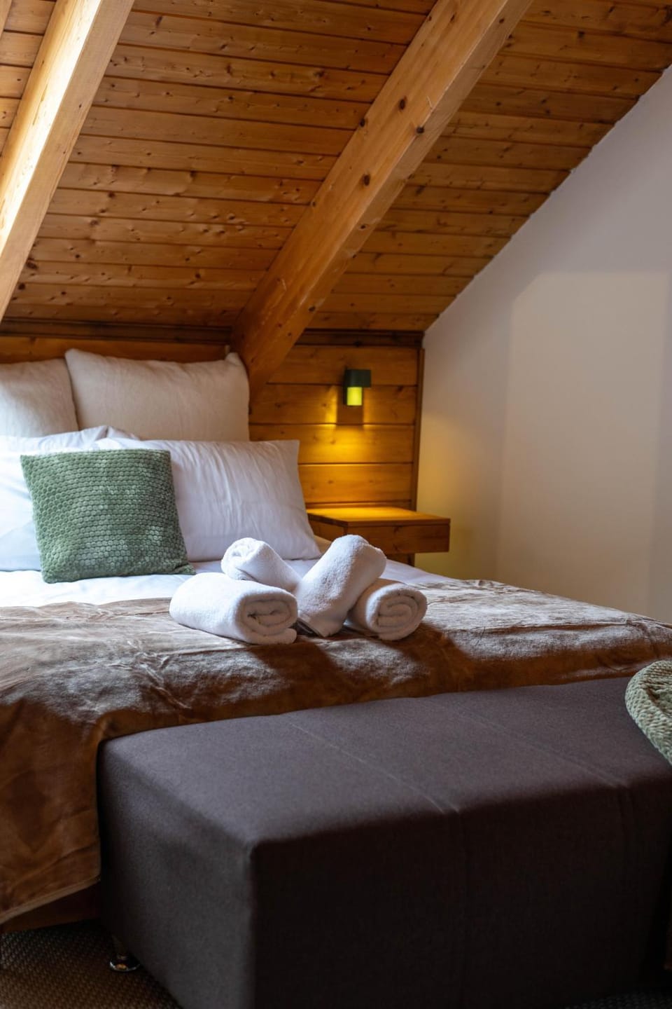 Bed, Bedroom, towels