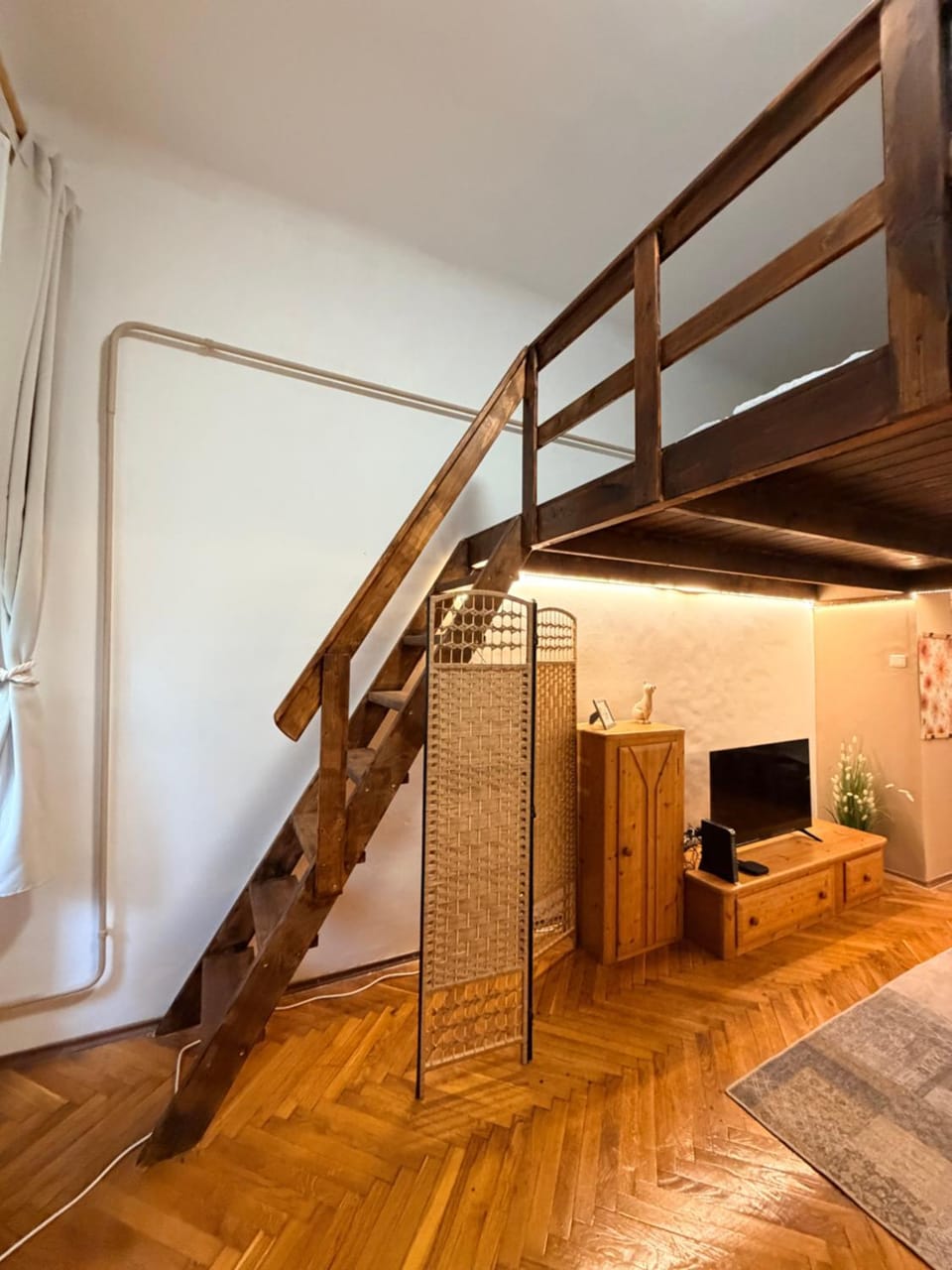 Bohemian Wooden Hideaway with bathtub & AC near Heroes Square Apartment in Budapest