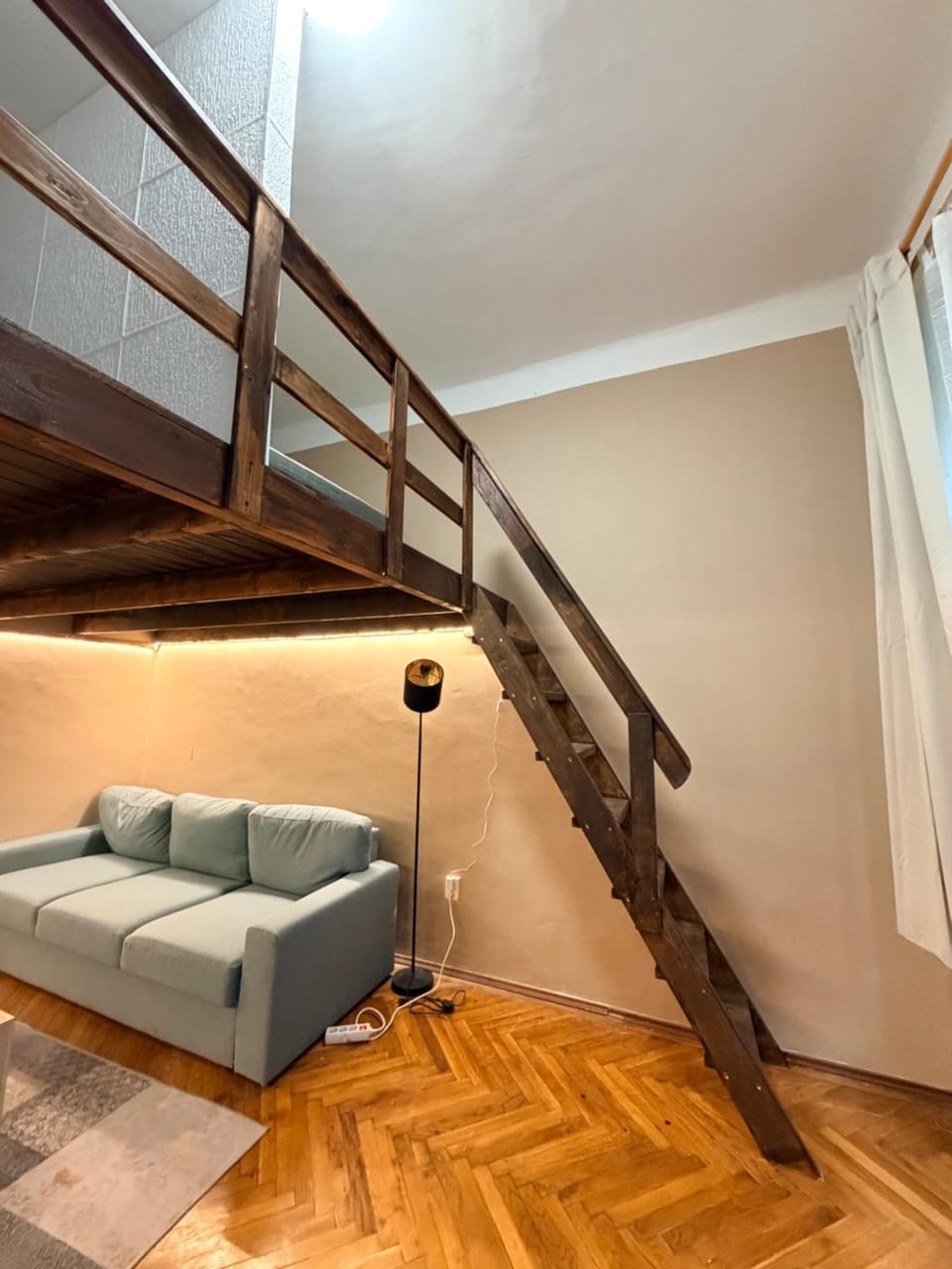 Bohemian Wooden Hideaway with bathtub & AC near Heroes Square Apartment in Budapest