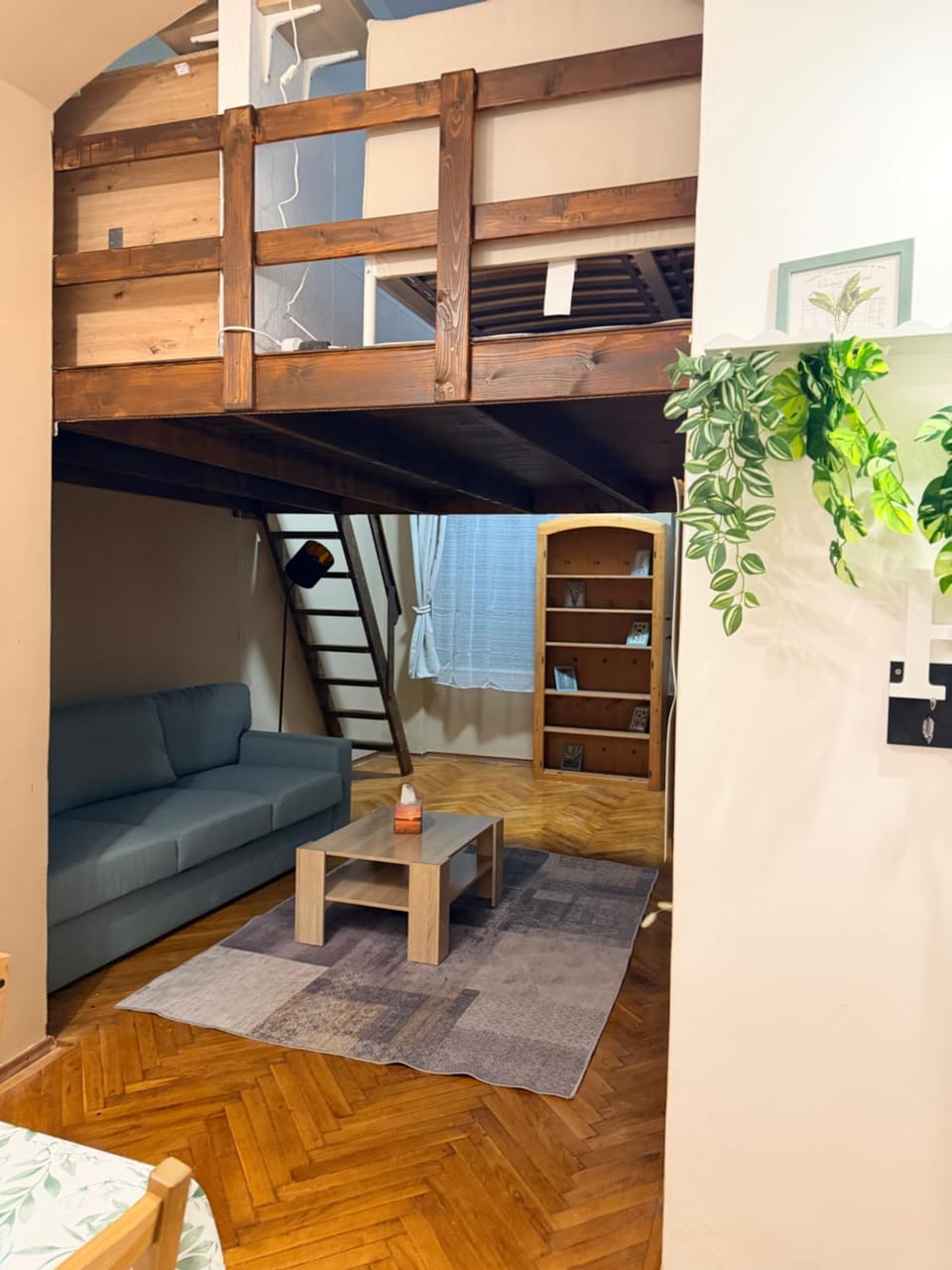 Bohemian Wooden Hideaway with bathtub & AC near Heroes Square Apartment in Budapest