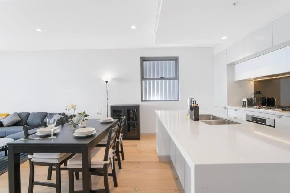 TV and multimedia, Kitchen or kitchenette, Living room, Seating area, Dining area, stove
