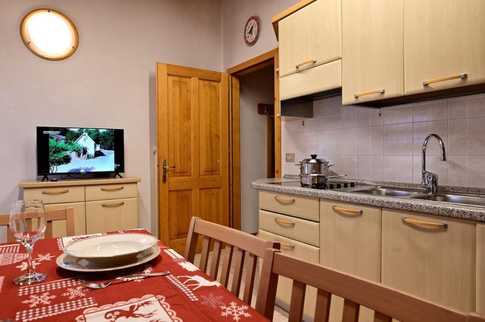 Appartamento Luisa by Chalet Claudia Trilocale panoramico a 400 m dalle piste Apartment in Canton of Grisons
