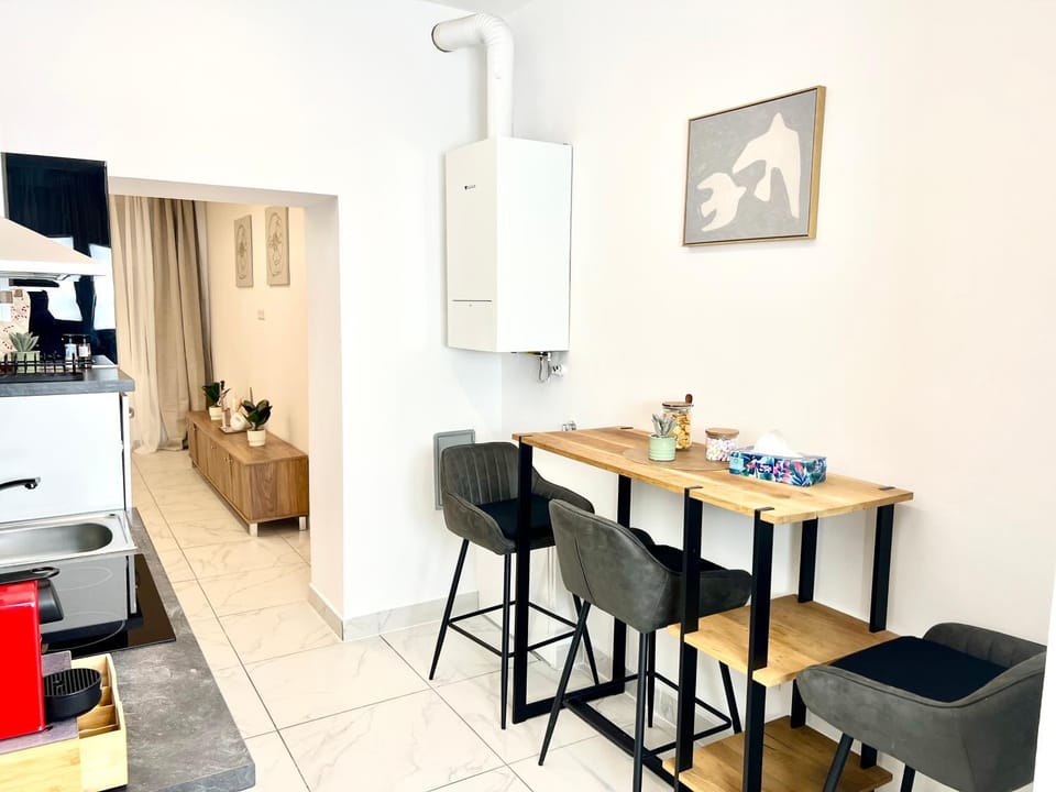 Kitchen or kitchenette, Dining area