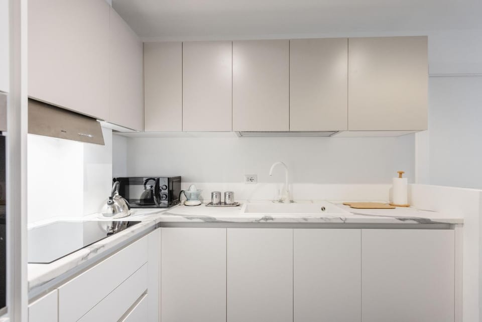 Coffee/tea facilities, Kitchen or kitchenette, stove
