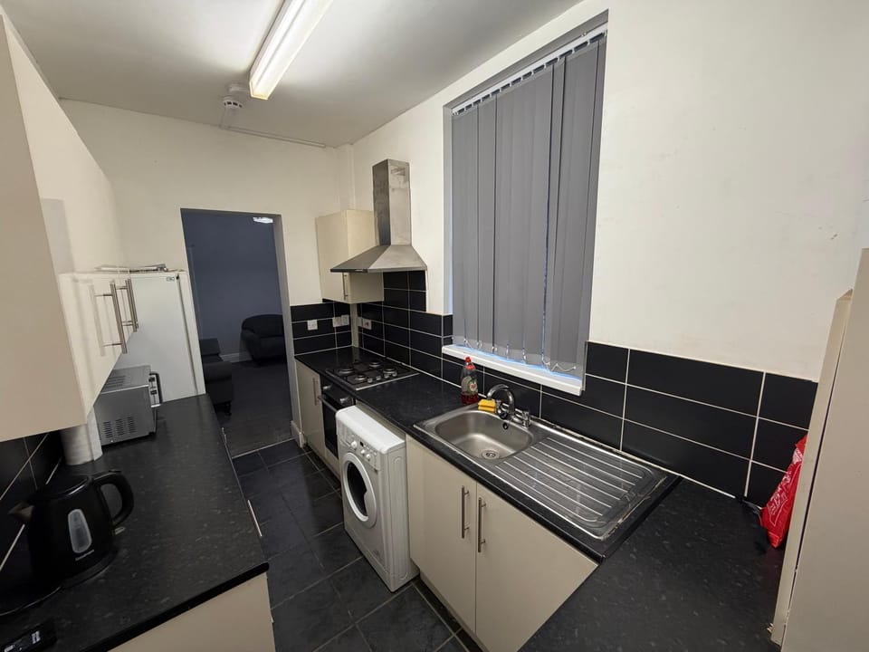 OA Housing - Spacious 2 Bedrooms House in Coventry