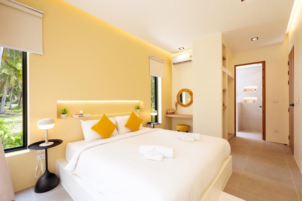 Bed, Photo of the whole room, Bedroom, towels