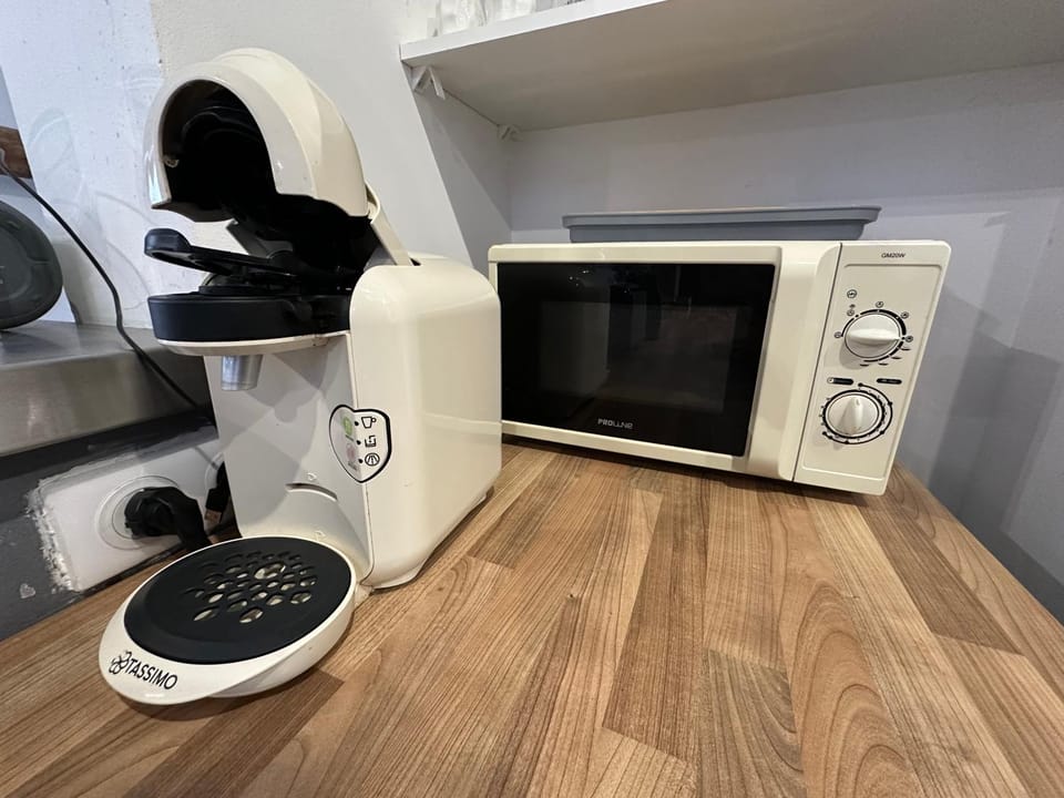 Coffee/tea facilities, microwave