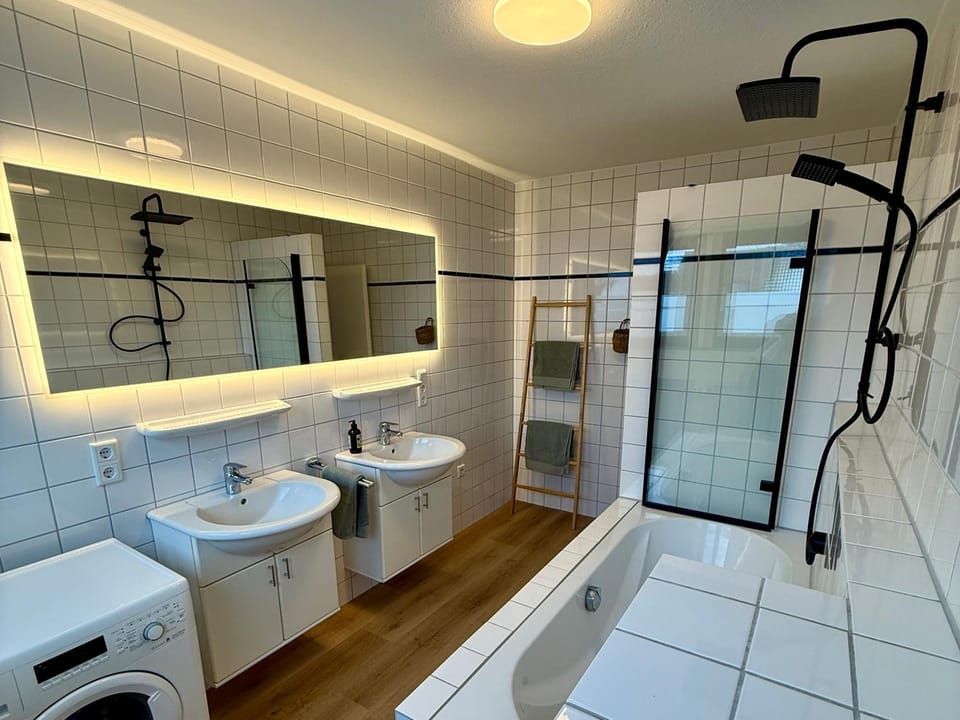 Shower, Bathroom, Bath, towels, washing machine