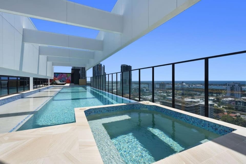 The Grand - NEW LUX 2BR Terrace Rooftop Pool & GYM Apartment in Main Beach