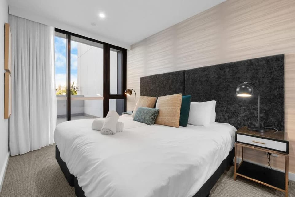 The Grand - NEW LUX 2BR Terrace Rooftop Pool & GYM Apartment in Main Beach